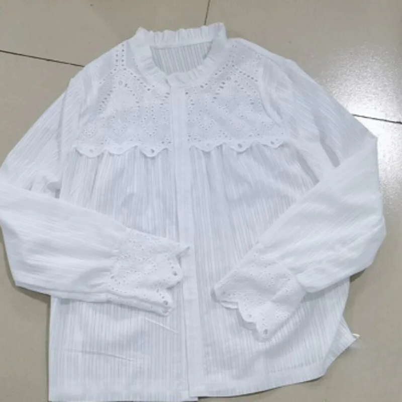 Camisa com Detalhes em Renda Camélia