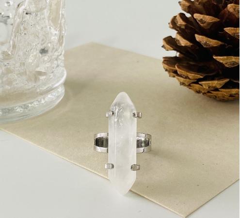 Anel de Prata com Pedra de Cristal Natural - Elegância Autêntica em Quartzo